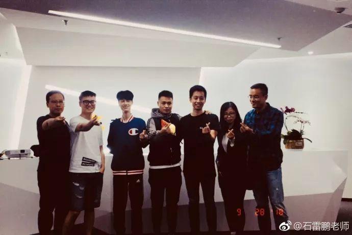 介绍一下图中的人物,左至右依次为 彦祖,daniel,虫子朋友,励志虫子