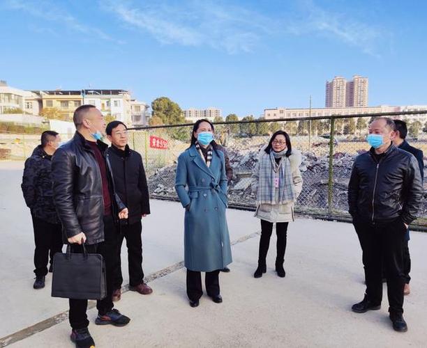 通城:朱凤英调研学校安全和项目建设工作