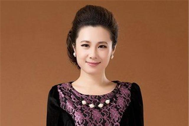 适合婆婆婚礼上的发型这个5发型让婆婆年轻20岁