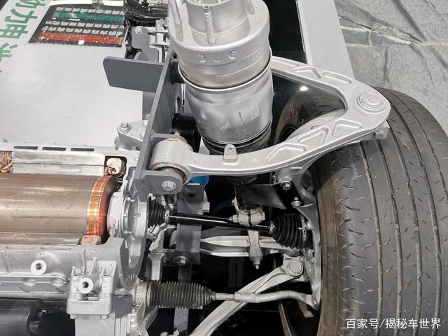 下面照片是特斯拉的前悬挂.搭载的是普通的减震器和钢制弹簧进行组合.