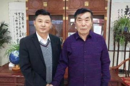 照片中何庆魁已经变成了年仅古稀的老人,不过现在还努力在娱乐圈和