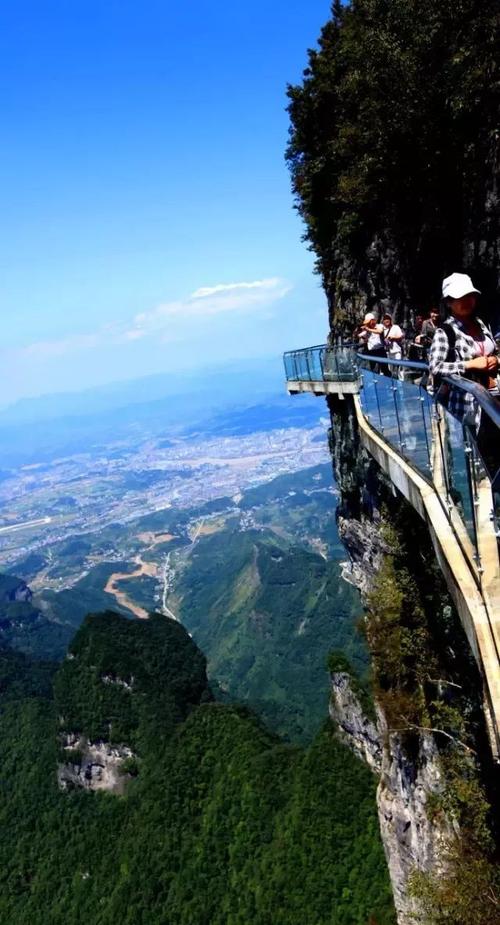 怎么能少的了曾吓跪了无数人的张家界天门山的玻璃栈道呢?