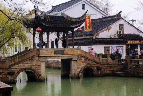 周庄位于苏州昆山市,国家首批5a旅游景区,周庄始建于1086年,北宋