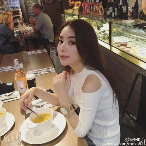 郭富城小23岁女友方媛街拍美照 秀香肩前凸后翘