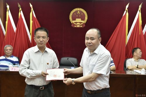 县人大常委会主任谭兵为新任命的领导干部颁发了任命证书,蔡旭东同志
