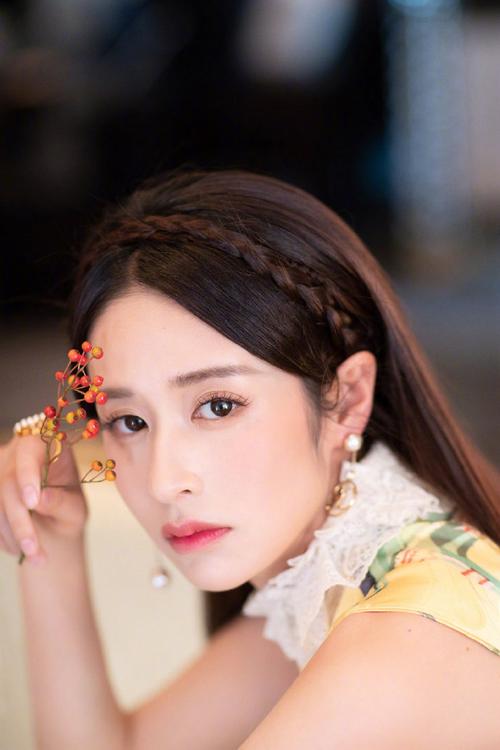 颖儿黄色蕾丝旗袍裙优雅,搭配珍珠耳环高贵,和柳岩撞衫丝毫不输