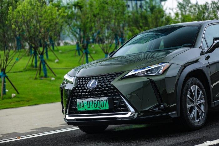 作为雷克萨斯的第一台电动车, ux300e并没有太多外形上的特殊改变