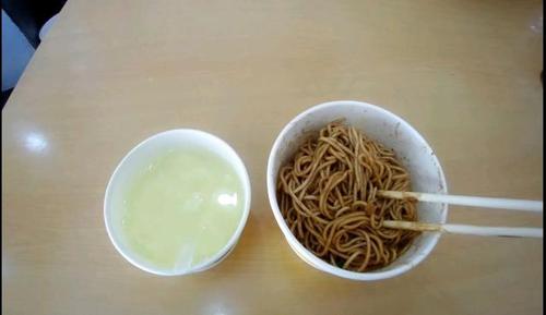 我要了一杯蛋酒,这是热干面的标配
