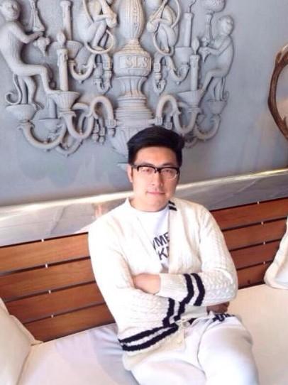 王岳伦一家美国度假 angela吃光盘中食物/图