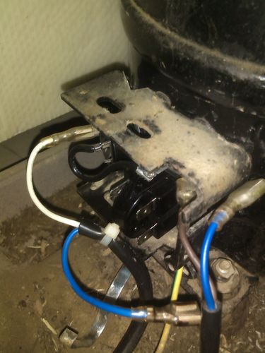 追问 回答 你这是新型的r600a节能冰箱,那个圆柱是起动电容,看你拍的