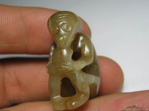 清代和田玉猴子献寿挂件