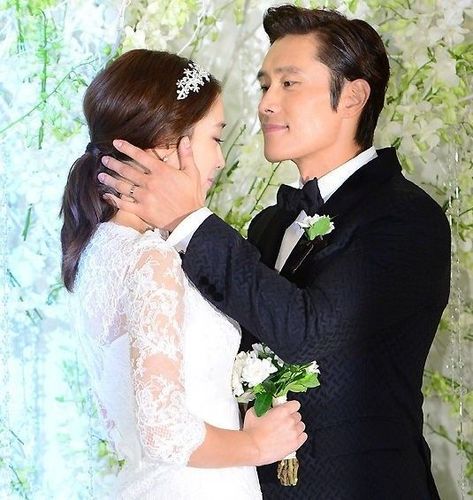 李秉宪李珉廷大婚甜蜜互送吻 群星道贺