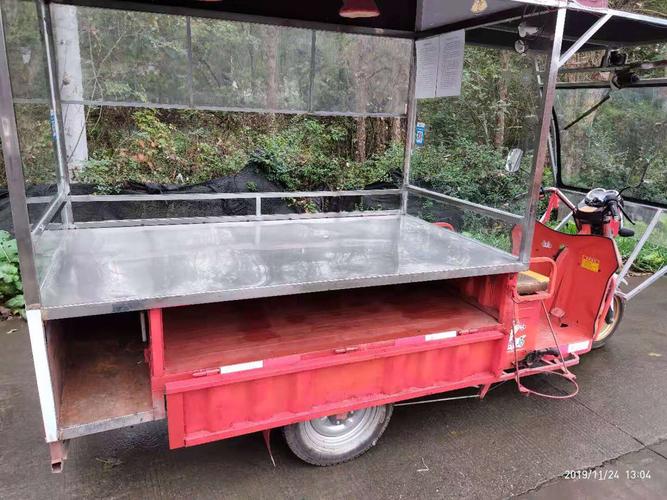 出售小吃三轮车,卤味黑鸭三轮车不锈钢架子和台面,有意者联系!
