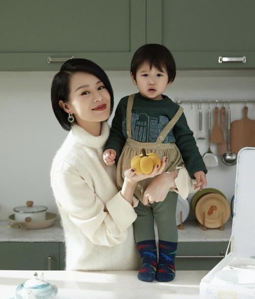 胡杏儿三胎儿子正脸曝光!小脸胖嘟嘟与妈妈神似,网友直呼太可爱