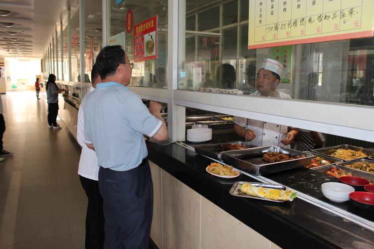 莱芜职业技术学院学院领导深入学生餐厅调研