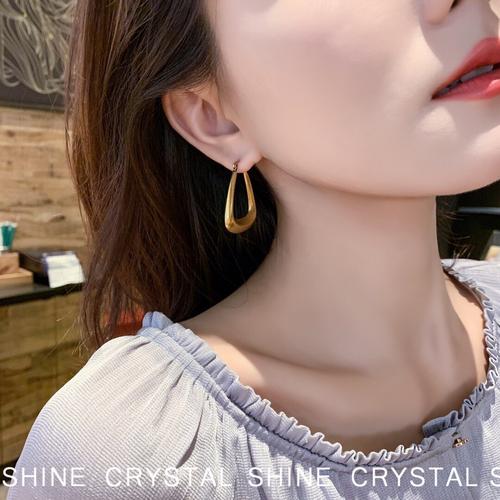 简单大气的一款复古耳环,搭配各种深色衣服真的性感无敌,超级修饰脸型