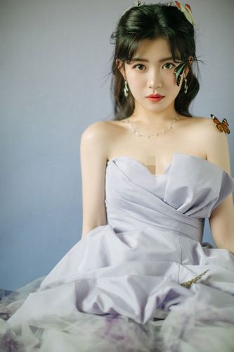 原创赖美云一袭香芋紫色抹胸纱裙浪漫性感花草蝴蝶点缀更添春意