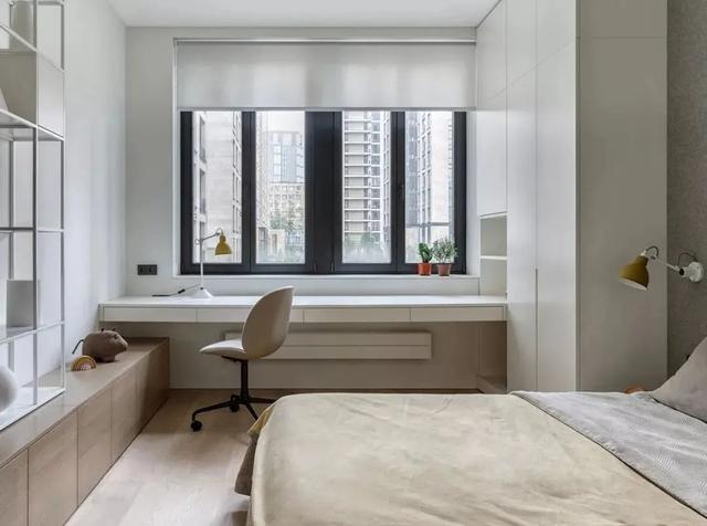 床左侧位置空间足够,依靠墙面做了悬空梳妆台,镜子上墙留出充足台面