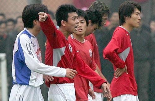 图文-训练赛力帆3比0胜辽宁 国脚徐亮不满判罚