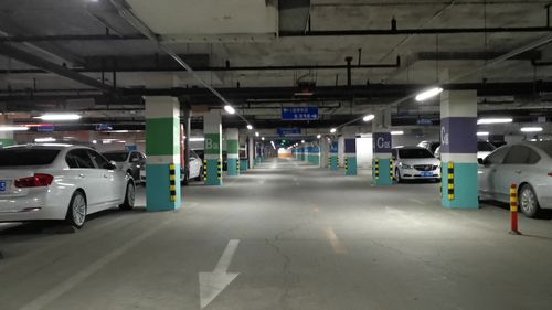 地下车库 夜晚空荡的地下车库 实拍车库
