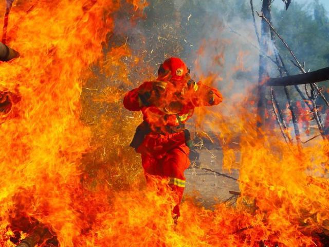 帅爆!高清"火场跑酷"带你看新疆森林消防员实战训练!