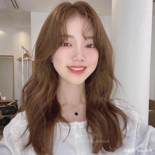 第二种:霸气s型 s型刘海适合大多数脸型,而且不管中分,侧分,长发,短发