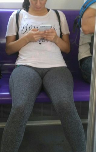 这大腿和臀大肌,肯定是常练深蹲的.