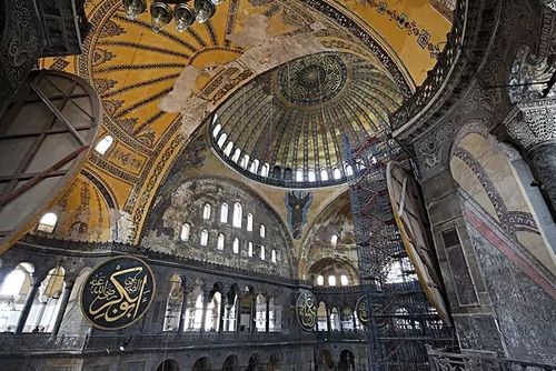 穹窿顶建筑代表 拜占庭风格 圣索菲亚大教堂  形成了巍峨雄浑的外部