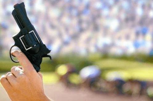 当比赛时间一到,站在发令台上的裁判直接扣响发令枪扳机,随着"砰"的一