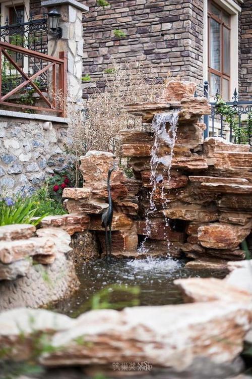 庭院中的假山流水景观.