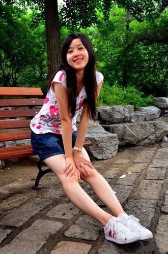 刘强东妻子学生时代真美印花t恤配短裤婴儿肥也难掩精致容颜