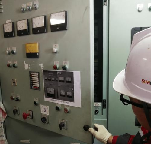 应急发电机间配电板前,后无绝缘垫;  ● 油柜