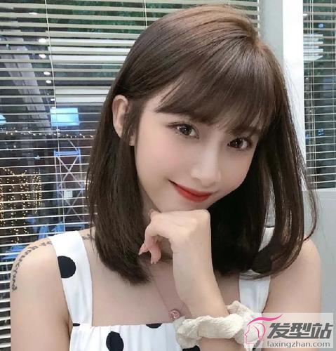 只是简单的烫个弯,有着内扣弧度的直发感锁骨发,清新可爱,唯美迷人很