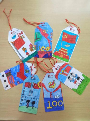 刻画英雄人物,摘录红色格言等方式,将党的历史刻在一枚枚精美的书签上