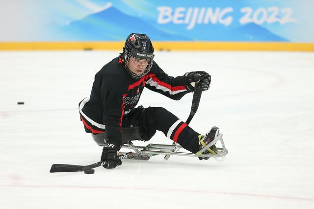 3月1日,中国残奥冰球队球员徐金强在训练中.新华社记者 马希平 摄