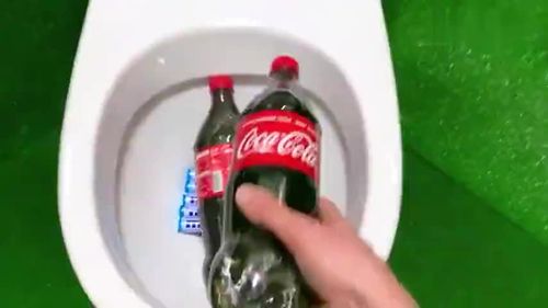 老外还是会玩的,马桶里面倒可乐加曼妥思.