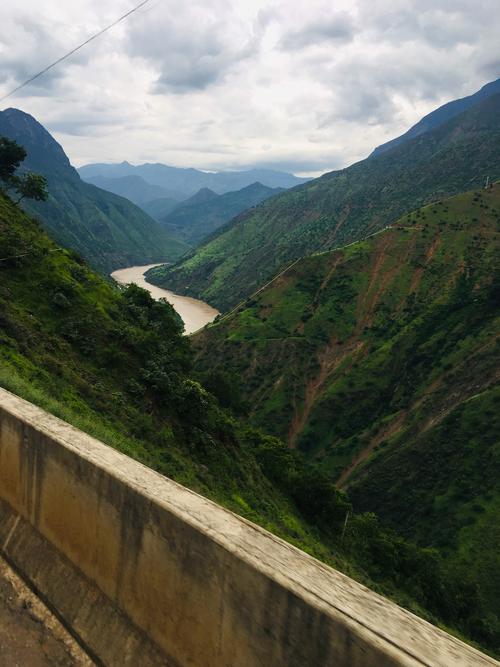 一路的盘山公路,这是国道348,我觉得跟318四川那一段很像