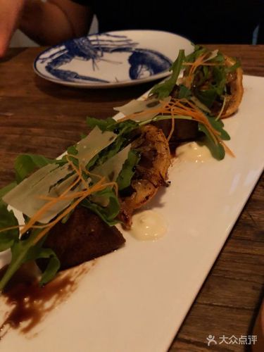 香煎乌拉圭牛舌芝麻菜配酸奶油