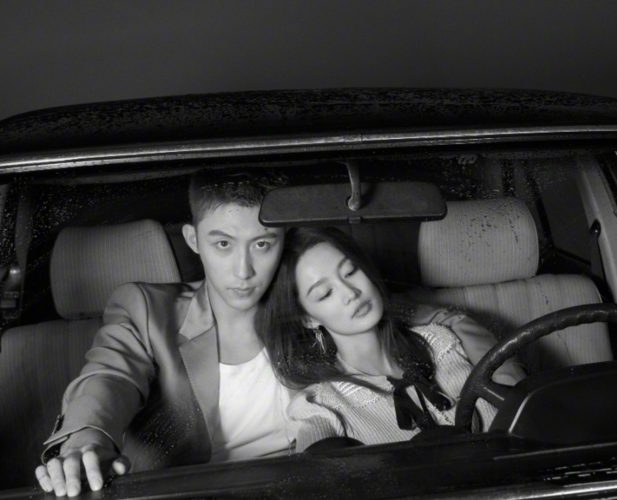 黄景瑜李沁黑白大片出炉,颜值般配,表现力时尚,举动太