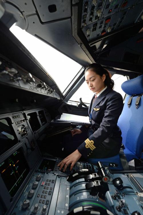 开直升机的陆军小姐姐刷爆网络组图盘点女飞行员超飒的瞬间