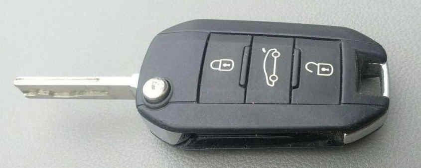 标致5008钥匙换电池换完用激活吗