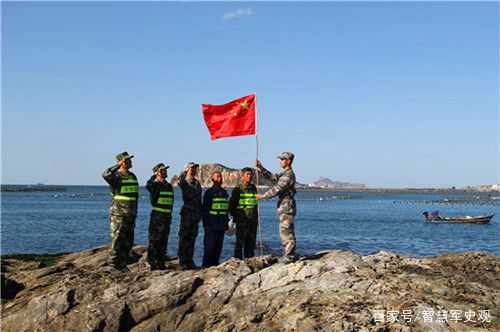 图为解放军守岛部队战士整齐列队,让国旗庄严敬礼.