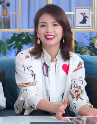 原创刘涛当主持人造型惊艳穿包臀裙秀小蛮腰耳环重到把耳朵拉变形