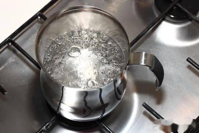 烧开的自来水,10元的桶装水,2元的矿泉水,长期喝哪种更好?