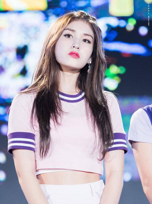 [禁二]全昭弥,艺名somi,2001年3月9日出生于加拿大,韩国女歌手,韩国