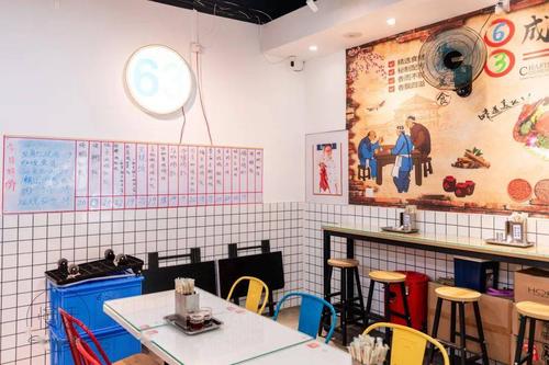 提前打了电话留饭, 来到只有我们一桌, 装修对比起普通的快餐店, 多