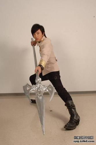 终极三国里的吕布谢坤达帅吗?在网上搜索他的图片好少