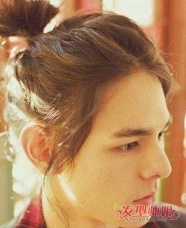 男生扎蓬松短发发型,要将鬓角的头发做成碎发,发