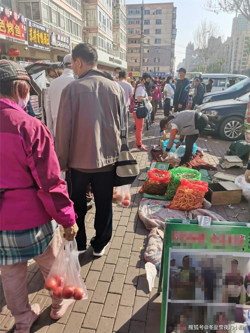 周末,带你逛东北早市,蔬菜价格便宜又新鲜,超市里买不到的都有