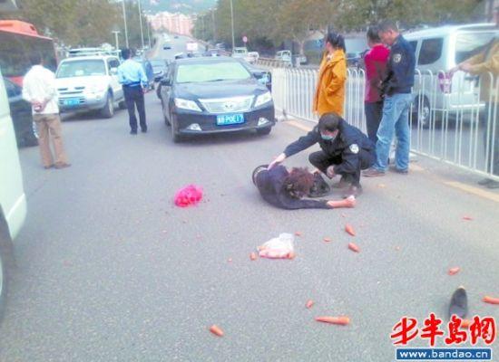 车祸现场,高女士被撞倒在地.